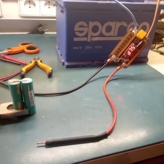 Preparando paquetes de baterías de litio.